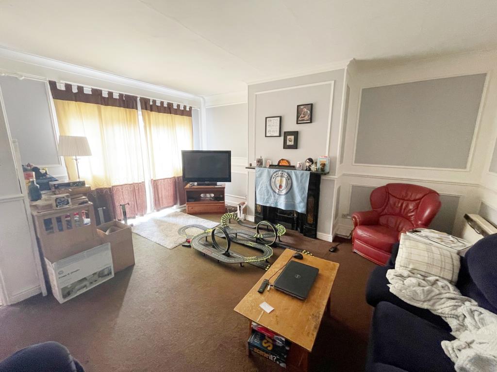 Lot: 109 - PUB WITH COURTYARD GARDEN AND FLAT ABOVE IN COASTAL TOWN - flat living room with doors to decked outdoor area